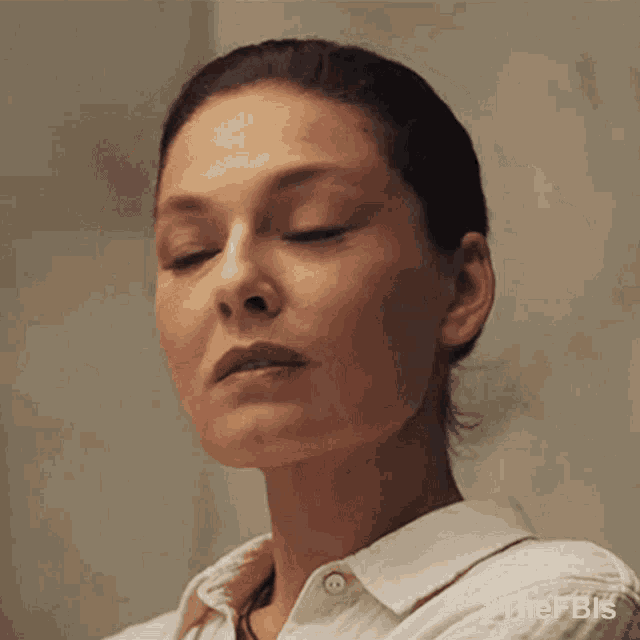 Trying Not To Laugh Kristin Gaines GIF - Trying Not To Laugh Kristin Gaines Alexa Davalos GIFs