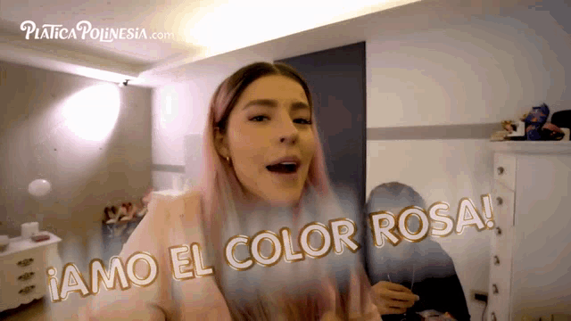 a woman with pink hair says i amo el color rosa