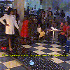 a woman in a white coat stands in front of a checkered floor with the words ver hoje e um furacoo daquelas