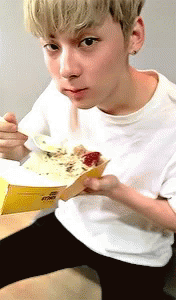 Hwang Minhyun Eating GIF - Hwang Minhyun Eating Wannaome GIFs