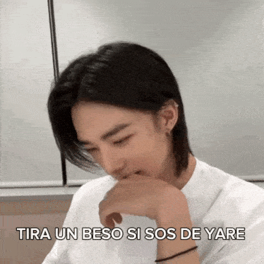 a picture of a man with the words tira un beso si sos de yare