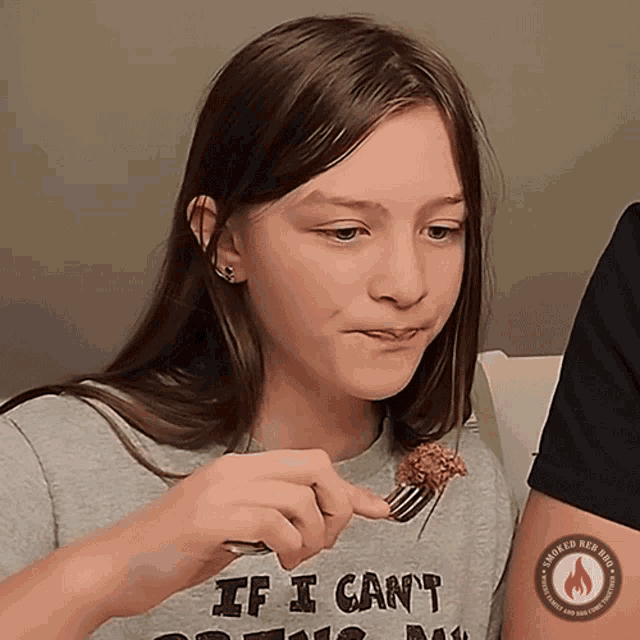 a girl wearing a shirt that says " if i can 't do this "