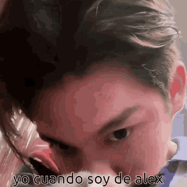 a close up of a person 's face with yo cuando soy de alex written below
