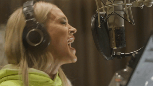 Singing Passionately Carrie Underwood GIF - Singing Passionately Carrie Underwood Belt Out GIFs