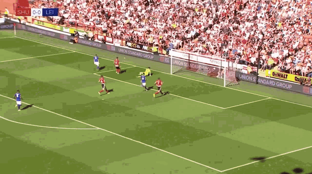 a soccer game is being played with the score 0-0 lei