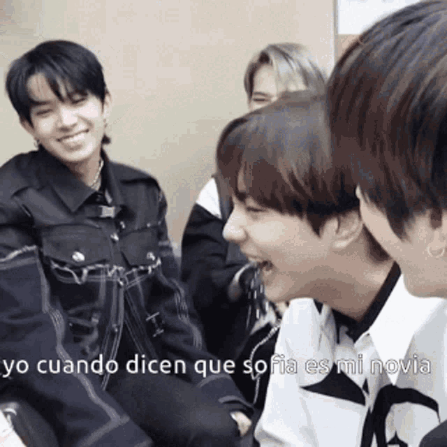 a group of young men are laughing with the words yo cuando dicen que sofia es mi novia written below them