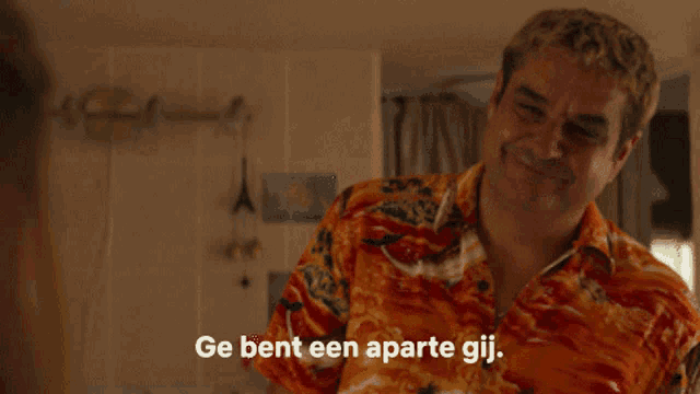 a man in a colorful shirt says ge bent een parte gij