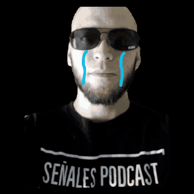 a man wearing sunglasses and a shirt that says " señales podcast "