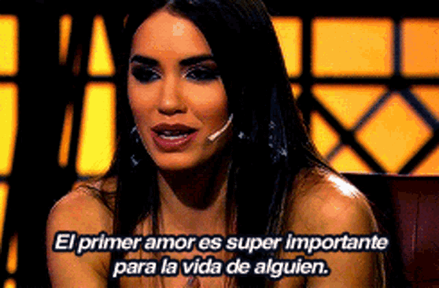 a woman is talking into a microphone and the words el primer amor es super importante para la vida de alguien are above her