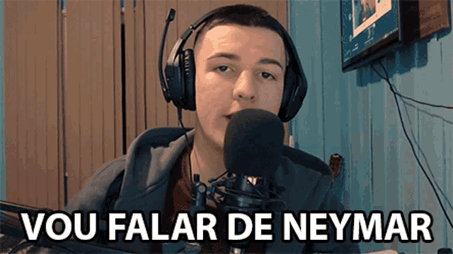 a man wearing headphones is talking into a microphone with the words vou falar de neymar written below him