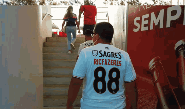 a man wearing a shirt that says sagres riccazeres