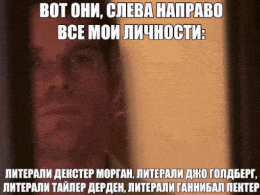a picture of a man behind a door with a caption in a foreign language