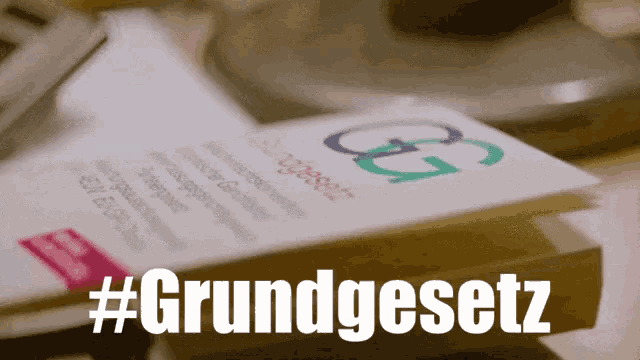 a book is open to a page that says " grundgesetz "