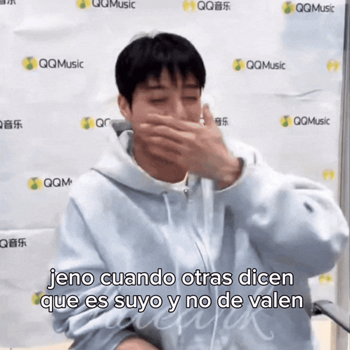 a man is covering his mouth with his hand and says jeno cuando otras dicen que es suyo