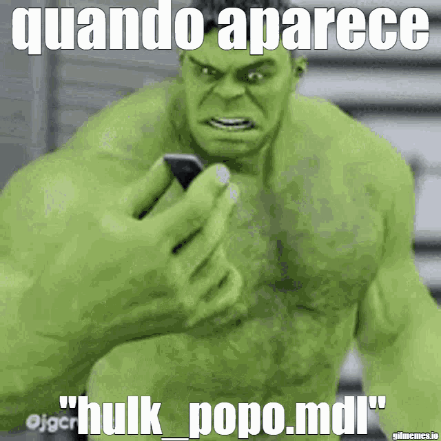 a picture of hulk holding a cell phone with the caption " quando aparece "