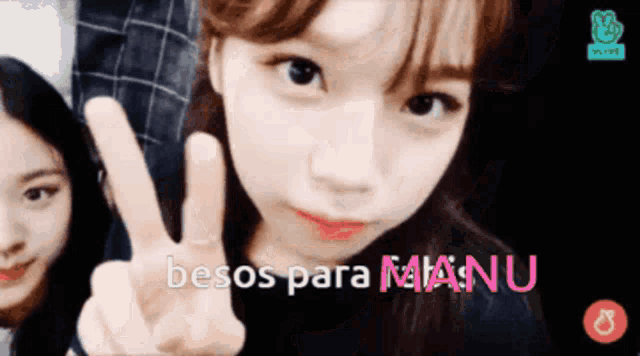 a girl giving a peace sign with the words besos para manu written below her