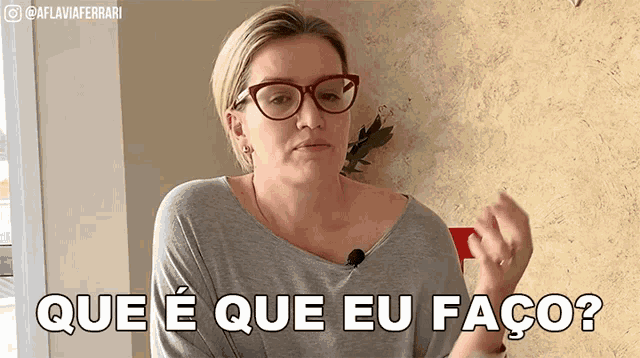 a woman wearing glasses says " que e que eu faço "