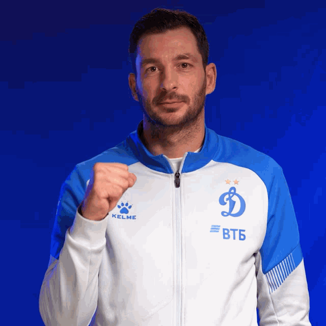 a man is wearing a blue and white jacket with the letter d on it