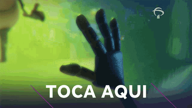 a hand is reaching out with the words toca aqui behind it
