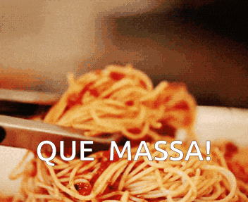 a close up of a plate of spaghetti with the words que massa written on it