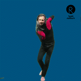 a man wearing red boxing gloves stands in front of a blue background that says teatr rozbark on it