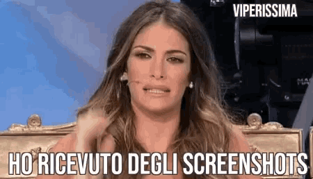 a woman is sitting in a chair with the words ho ricevuto degli screenshots written below her