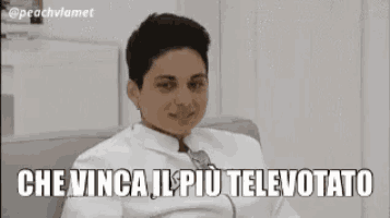 a woman is sitting on a couch with the words che vince il più televoto written on the bottom