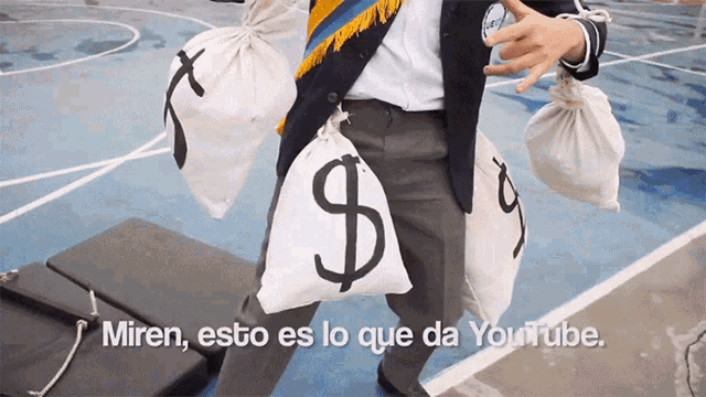 a man is carrying bags of money with a dollar sign on them and says miren esto es lo que da youtube