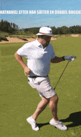 a man holding a golf club on a golf course with the words nathaniel efter han satter en dobbel boogie