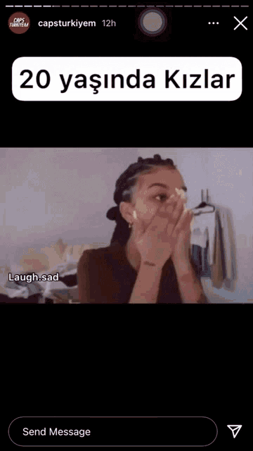a screen shot of a woman covering her face with her hands and the words 20 yasinda kizlar