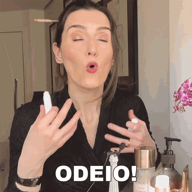a woman blowing a kiss with the word odeio written above her