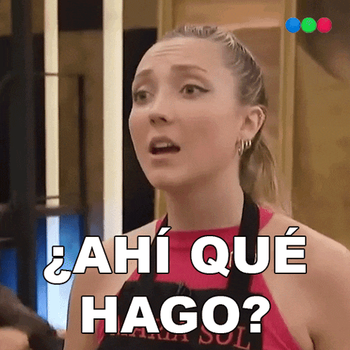 a woman in an apron says " ahi que hago " in spanish