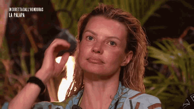 a woman 's face is shown with the words in diretta dall honduras la palapa