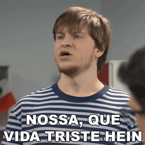a man wearing a striped shirt with the words nossa que vida triste hein on it