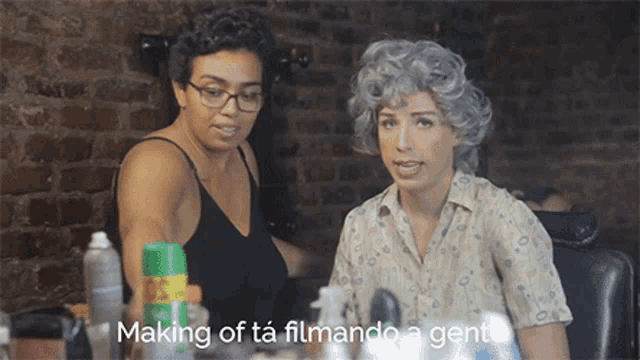 a woman in a wig is talking to another woman with the words making of ta filmando a gente below her