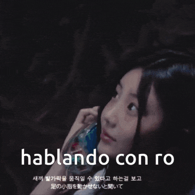 a woman is talking on a phone with the words hablando con ro written above her