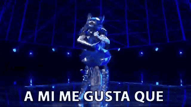 a person in a fox costume is dancing on a stage with the words `` me tratan como dama '' .