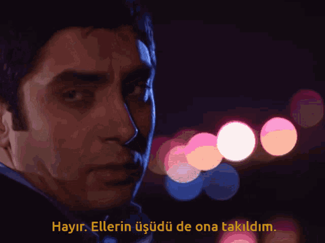 a close up of a man 's face and the words hayir