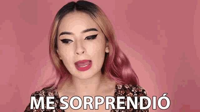 a woman with pink hair is saying me sorprendio in spanish