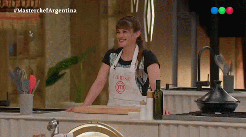 Sonriendo Marcela Acuña GIF - Sonriendo Marcela Acuña Master Chef Argentina GIFs