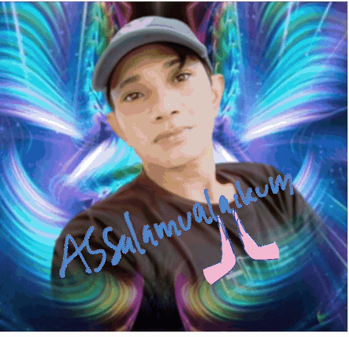 a man wearing a hat and a shirt that says " assalamualaikum " on it
