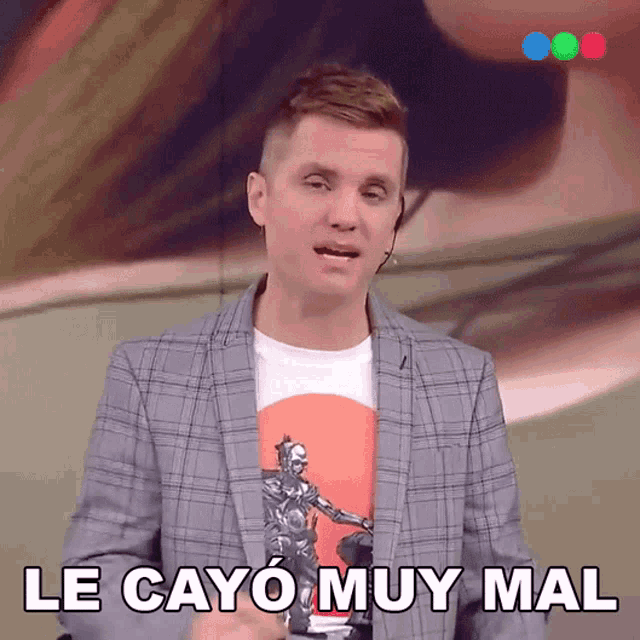 a man wearing a plaid jacket and a t-shirt says le cayo muy mal