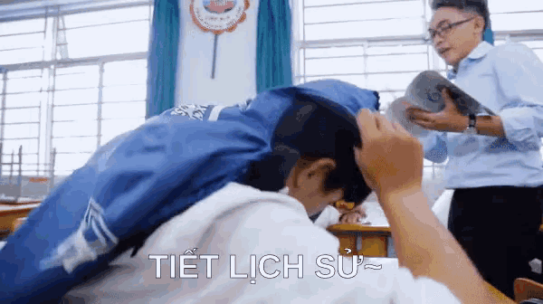 a person laying on their back in a classroom with the word tiet lich su written on it