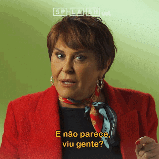 a woman wearing a red jacket and a scarf says e não parece viu gente