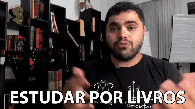 a man wearing a black shirt that says " estudar por livros "