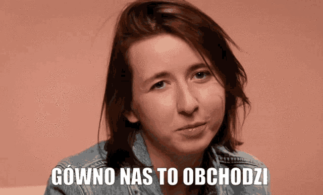 a woman wearing a denim jacket says gowno nas to obchodzi