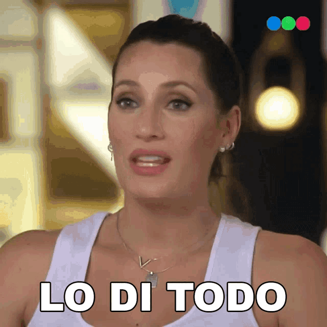 a woman wearing a white tank top says lo di todo in white letters