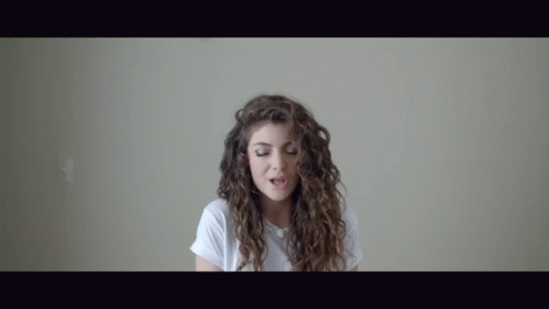 You Can Call Me Queen Bee GIF - Lorde Music GIFs