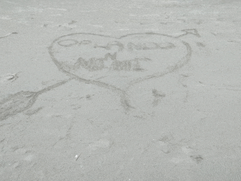 the word orlando is written in the sand with an arrow