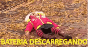 a person is laying on the ground with the words bateria descargando on the bottom